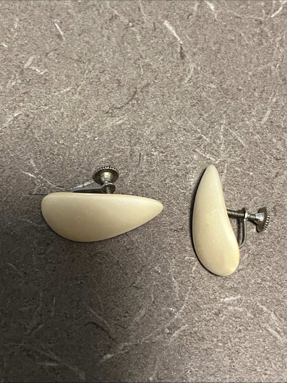 Cream Teardrop Vintage Screw-Back Earrings 1” As is